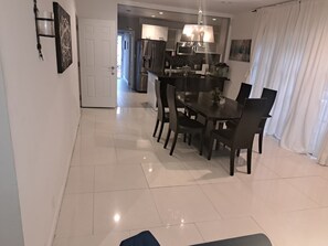 Dining room - Amazing 3 Bedrooms With 3 Bedroom apt in the Center of Beverly Hills (Beverly Hills)