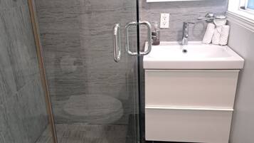 Apartment, 3 Bedrooms, Accessible, Smoking | Bathroom
