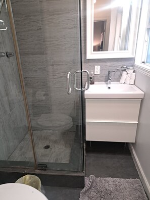 Bathroom - Amazing 3 Bedrooms With 3 Bedroom apt in the Center of Beverly Hills (Beverly Hills)