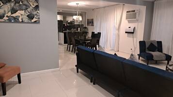 Apartment, 3 Bedrooms, Accessible, Smoking | Interior