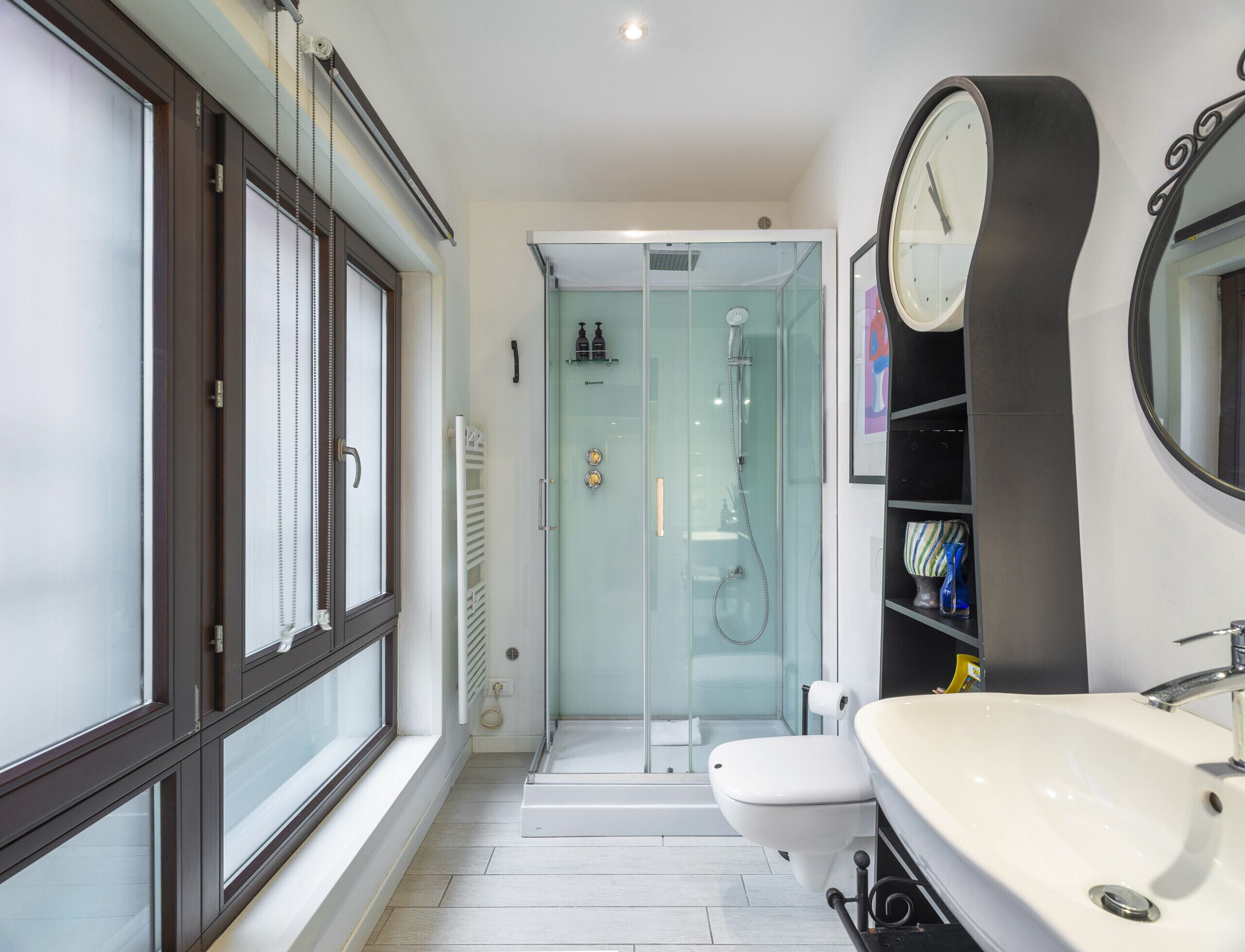 Dusch, hårtork och handdukar