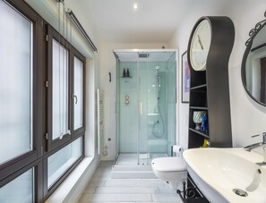 Dusch, hårtork och handdukar