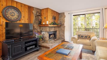 Televisión y chimenea