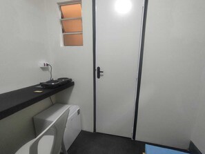 Suíte estúdio econômica | Banheiro | Chuveiro, toalhas de banho, papel higiênico 