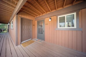 Terrace/patio - Warm, Inviting & newly renovated condo with solid wood furnishings and updated t (Winter Park)