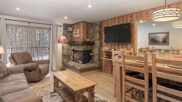 Televisión y chimenea