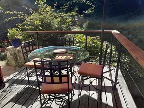 Outdoor dining - Gîte de Carguillet – On the Edge of a Forest, with Terrace and Garden (Malansac)
