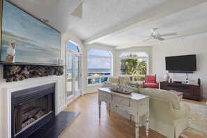 Living area - Sandy Paws - Oceanfront, 5-Bedrooms (Pawleys Island)
