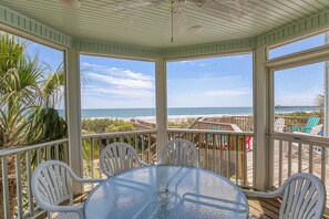 Outdoor dining - Sandy Paws - Oceanfront, 5-Bedrooms (Pawleys Island)