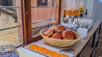 Tägliches inbegriffenes kontinentales Frühstück