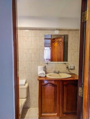 Regadera, toallas, jabón, shampoo 