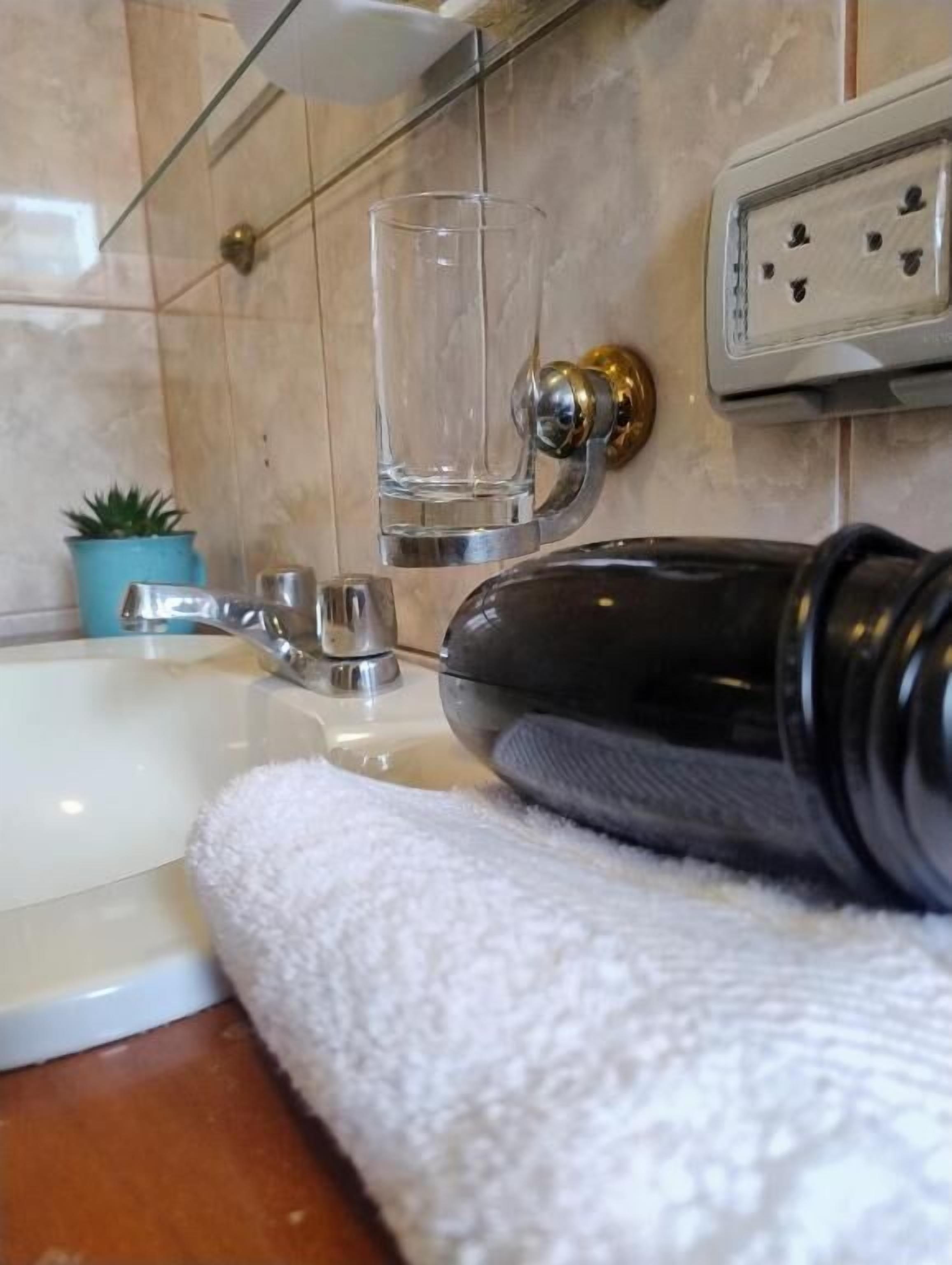 Douche, serviettes fournies, savon, shampoing