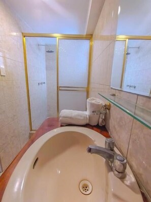 Shower, towels, soap, shampoo - KAYARA CUSCO HOTEL (Cusco)