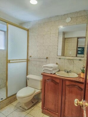 Deluxe-Doppelzimmer | Badezimmer | Dusche, Handtücher, Seife, Shampoo