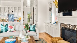 Un salon moderne avec un canapé, une table basse et une cheminée.