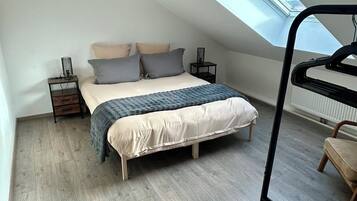 8 bedrooms, WiFi, bed sheets