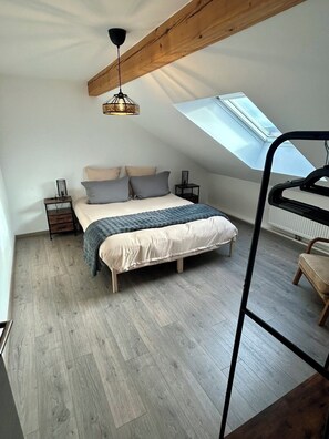 8 bedrooms, WiFi, bed sheets - Loft and house 16people Terrace and garden (Schalbach)