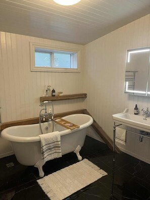 Villa panoramique, 2 chambres | Salle de bain | Baignoire, serviettes fournies, papier de toilette