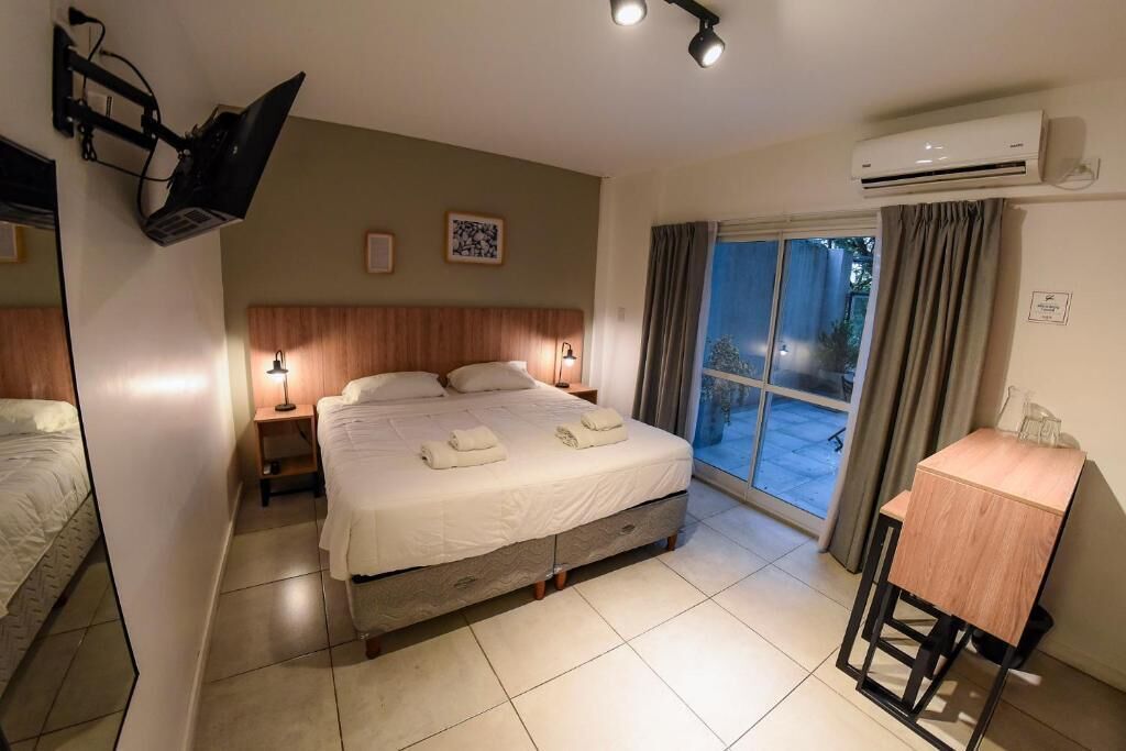 Zimmersafe, Schreibtisch, laptopgeeigneter Arbeitsplatz