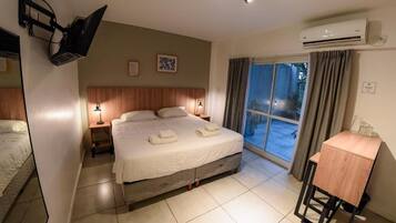 Zimmersafe, Schreibtisch, laptopgeeigneter Arbeitsplatz