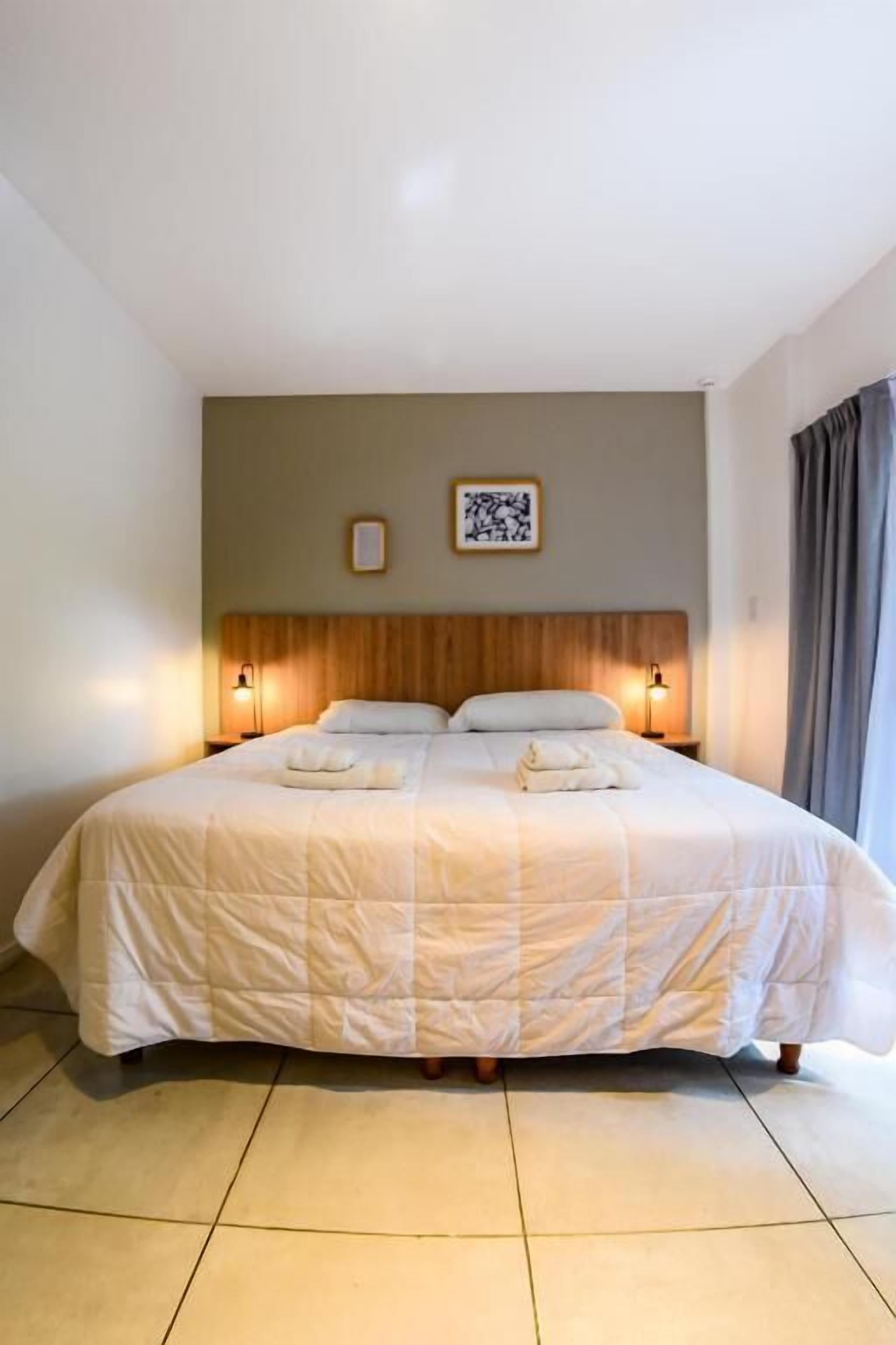 Caja de seguridad en la habitación y escritorio 