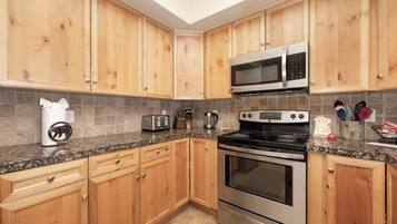 Een koelkast, een microgolfoven, een oven, een kookplaat