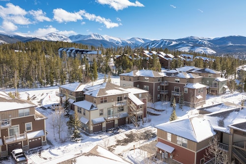 Luxurious 2 bedroom, private deck, forest view