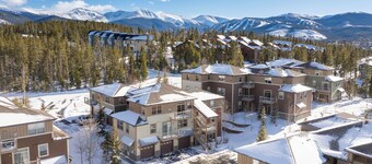 Luxurious 2 bedroom, private deck, forest view