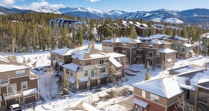 Luxurious 2 bedroom, private deck, forest view