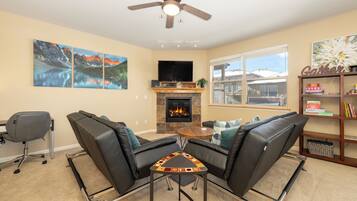 Televisie en een open haard