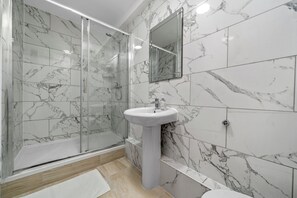 Sèche-cheveux, serviettes fournies, savon, papier toilette
