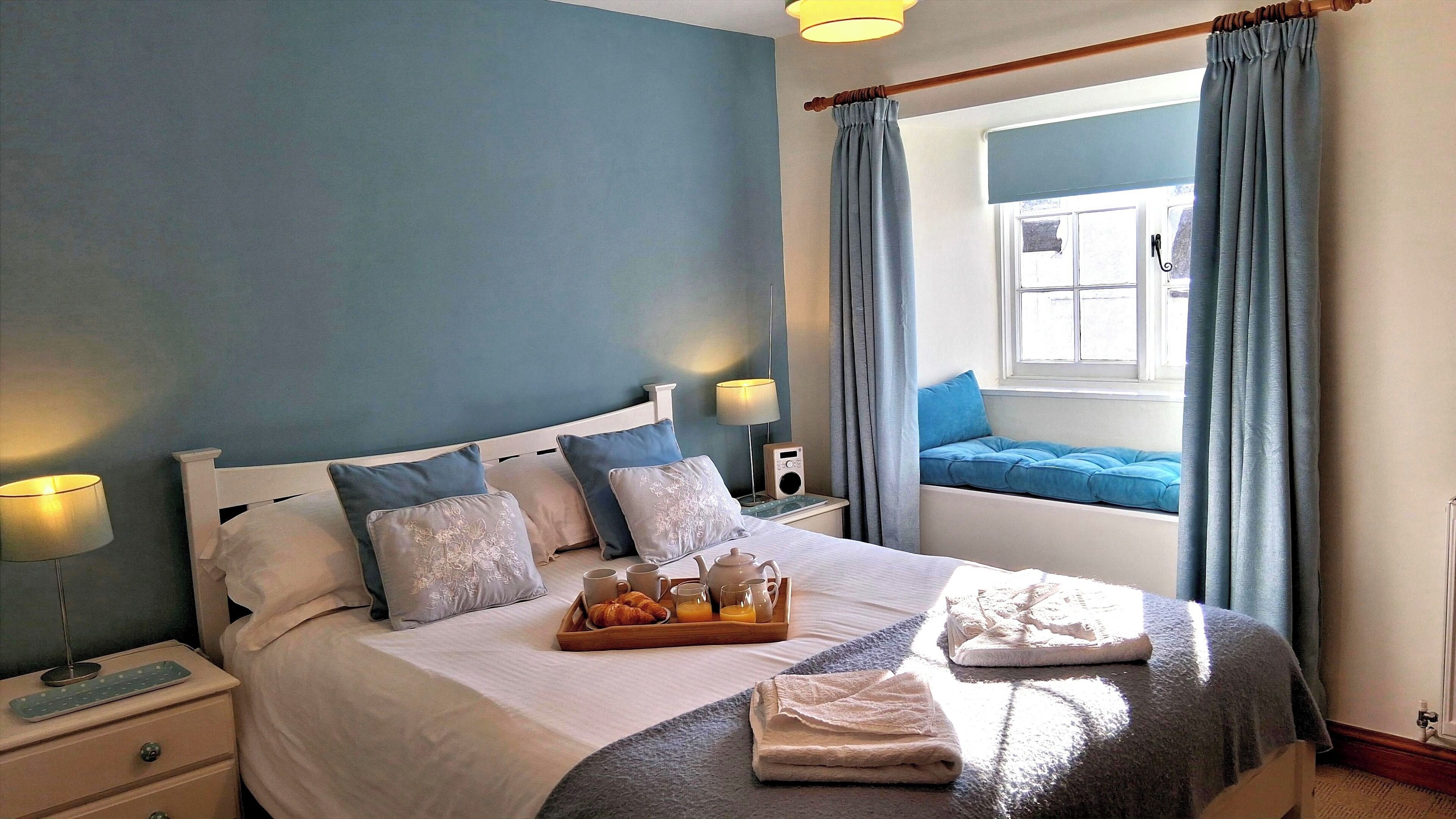 2 habitaciones, tabla de planchar con plancha y cuna de viaje 