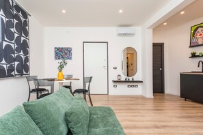TV - ‘Oasis By Ziira’ Apartment with Private Terrace, Wi-Fi and Air Conditioning (Belpasso)