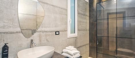 シャワー、バスアメニティ (無料)、ヘアドライヤー、タオル