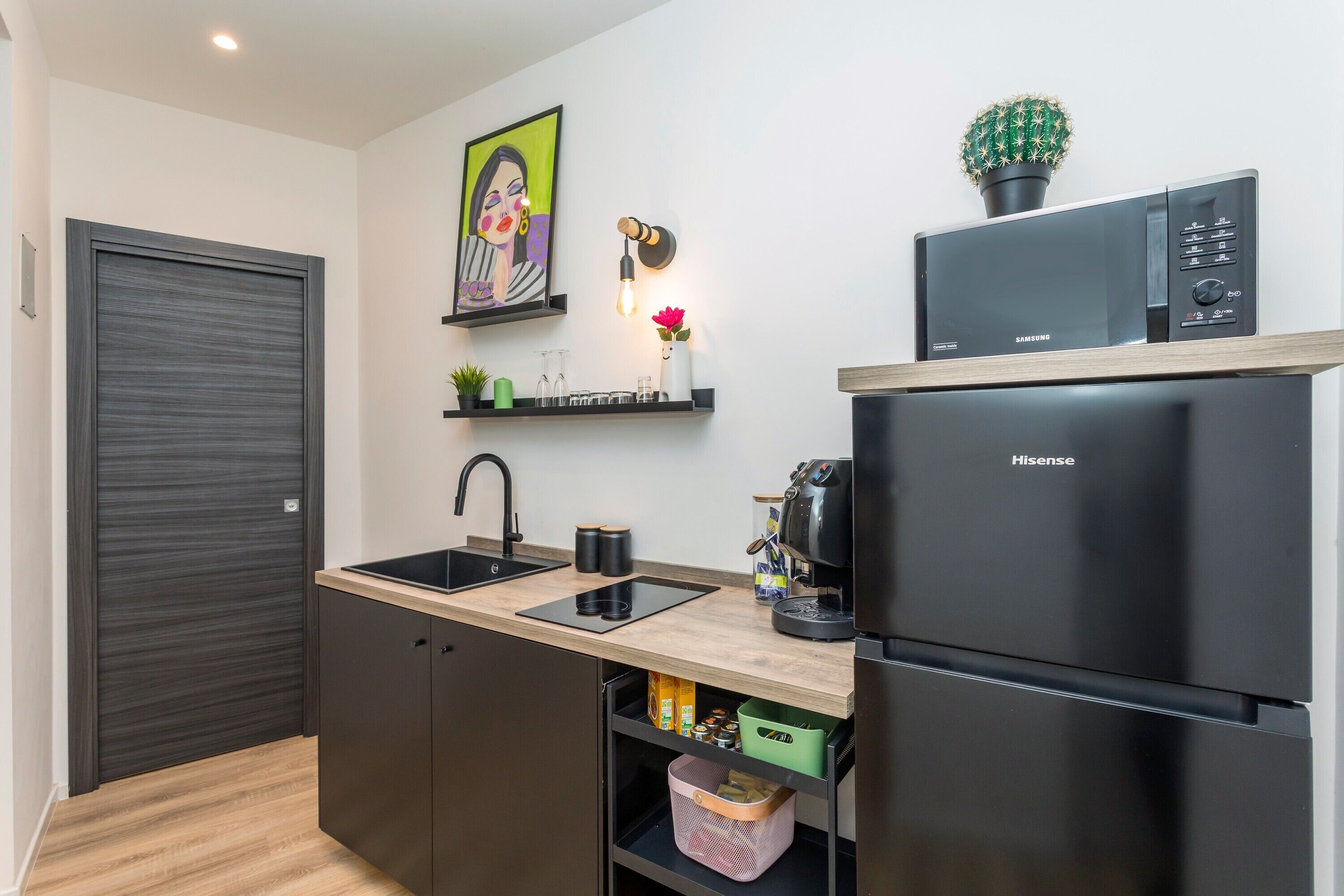 Kühlschrank, Mikrowelle, Ofen, Herdplatte