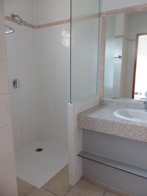 Hair dryer, towels, toilet paper - PRIMERA a 1st Class villa (Quillan)
