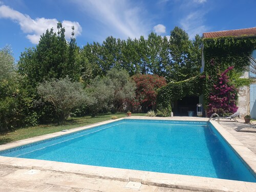 Mas du Coustoubi between Avignon and St Remy. Swimming pool, Pétanque, BBQ