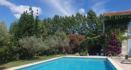 Mas du Coustoubi between Avignon and St Remy. Swimming pool, Pétanque, BBQ