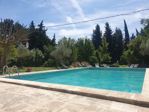 Mas du Coustoubi entre Avignon et St Remy . Piscine, Pétanque, BBQ