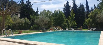 Mas du Coustoubi between Avignon and St Remy. Swimming pool, Pétanque, BBQ