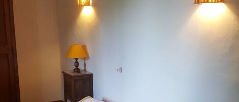 7 habitaciones, tabla de planchar con plancha, wifi y ropa de cama