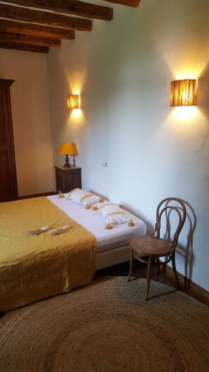 7 habitaciones, tabla de planchar con plancha, wifi y ropa de cama 