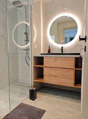 Bathroom - Between lake and mountains Beautiful luxury apartment (Alex)