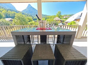 Outdoor dining - Between lake and mountains Beautiful luxury apartment (Alex)