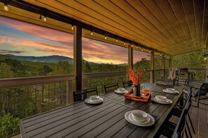 Outdoor dining - New Listing, Pet Friendly, Mountain Views, Game Area, Fire Pit + Hot Tub (Gatlinburg)