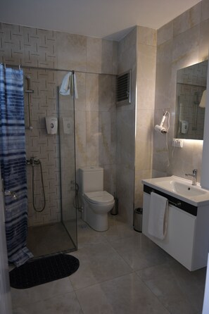 Douche, articles de toilette gratuits, sèche-cheveux, chaussons