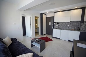 Businesssviitti, 1 suuri yhden hengen sänky | Työpöytä, kannettavalle tietokoneelle sopiva työtila, pimennysverhot