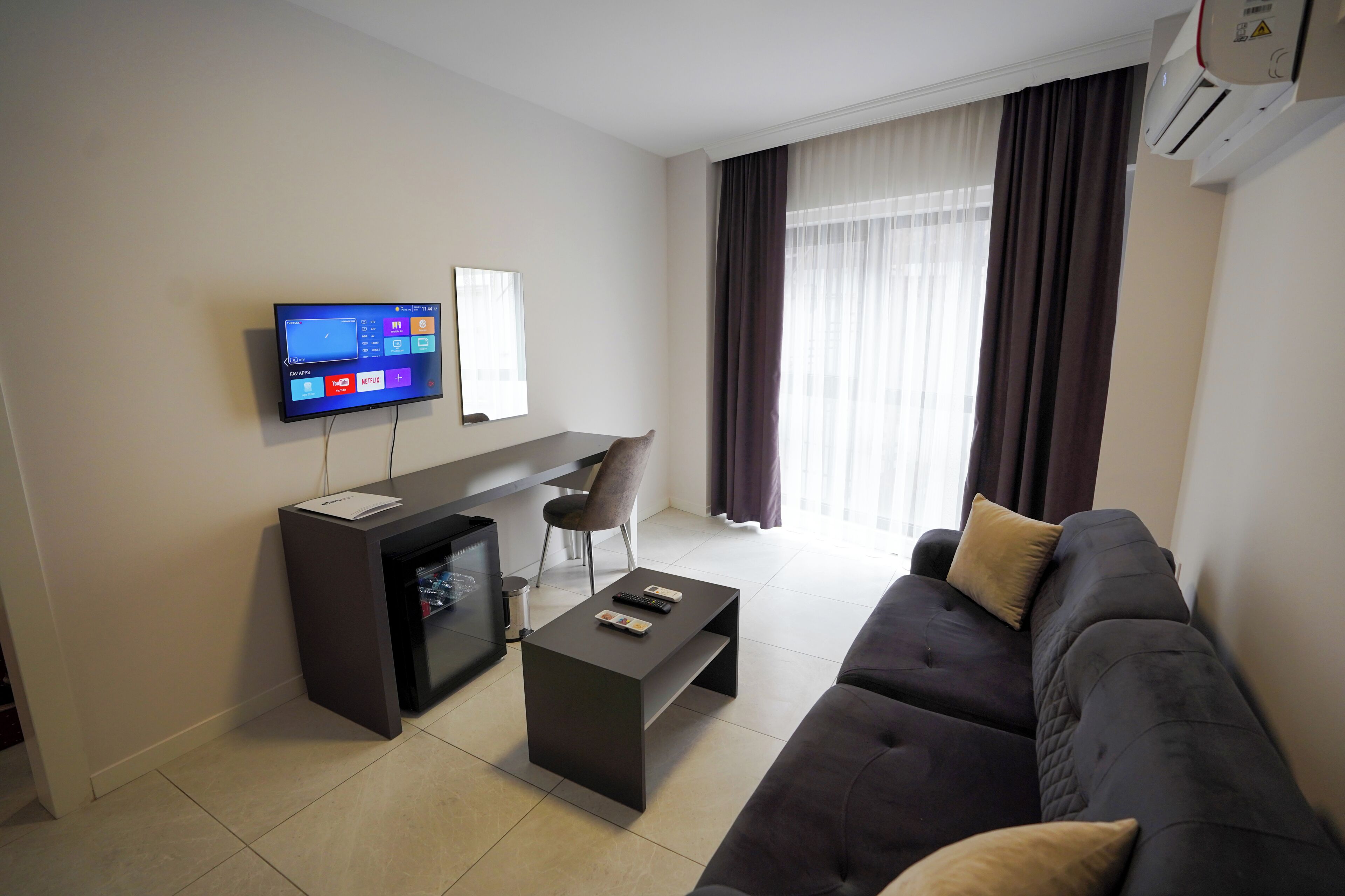 City Suite, 3 Twin Beds | Desk, laptop workspace, blackout drapes, iron/ironing board