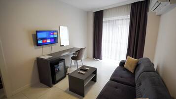 City Suite, 3 Twin Beds | Desk, laptop workspace, blackout drapes, iron/ironing board