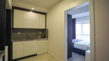 Suite – grand, 2 dobbeltsenger | Skrivebord, skrivebord for bærbar PC og blendingsgardiner